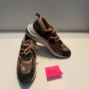 STEVE MADDEN sneakers.